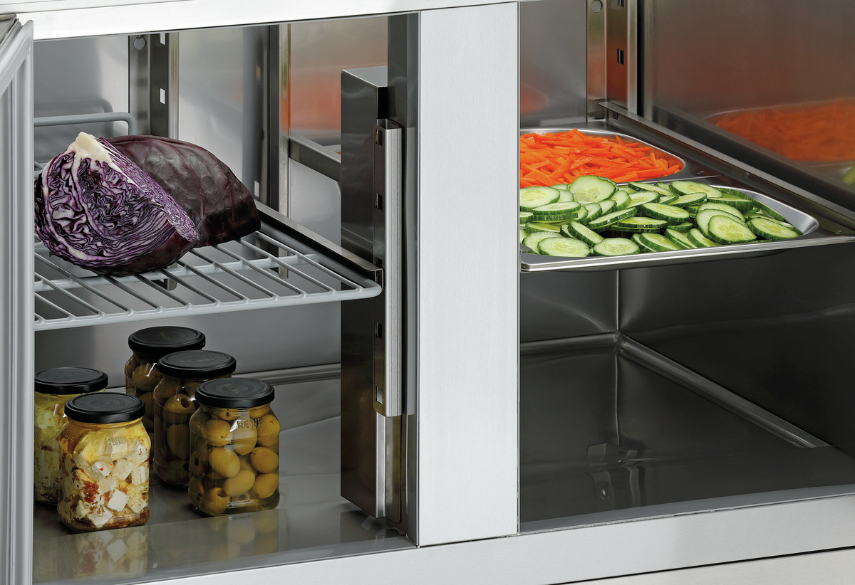 Table réfrigérée à salades 3 portes avec groupe logé en bas 1365T3 | BASTSCHER 200357
